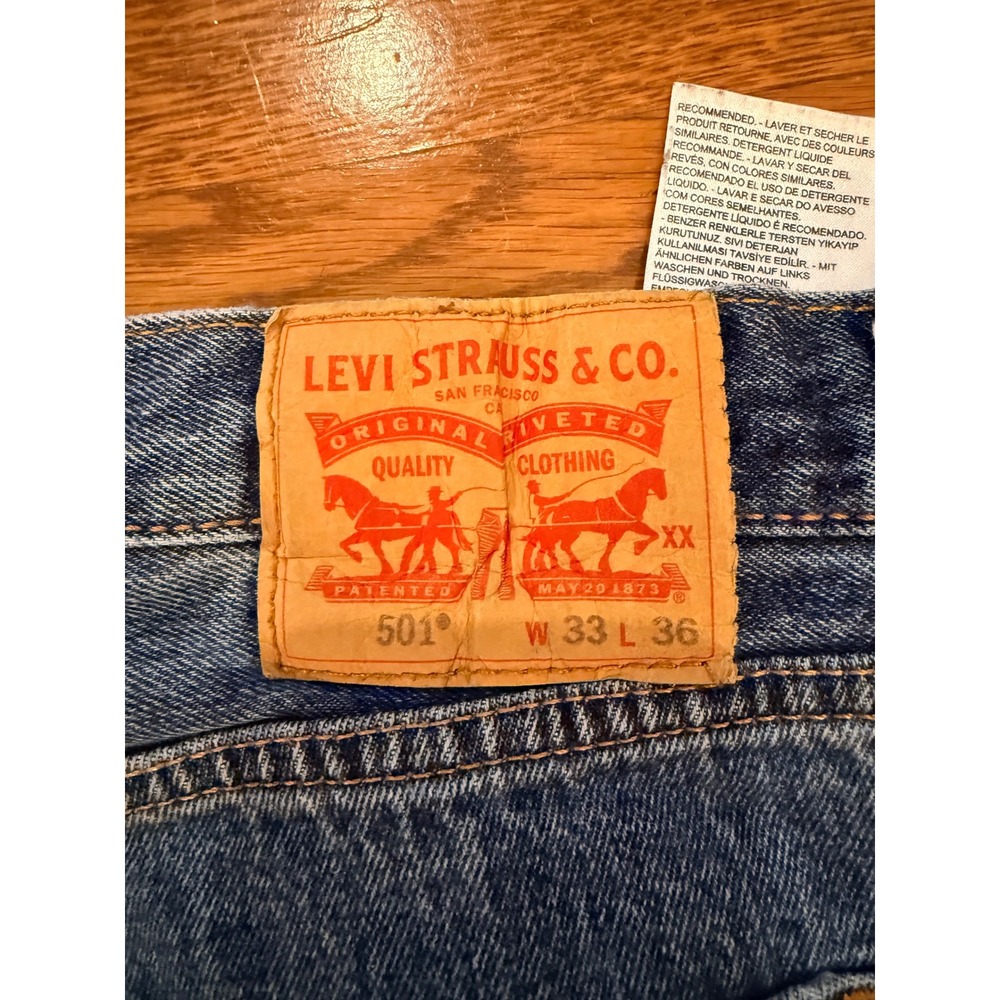 Levi mens 501 jeans. Button fly size 33x36